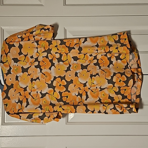 $5 add to bundle Peach and Khaki Short sleeved floral blouse - Picture 5 of 6